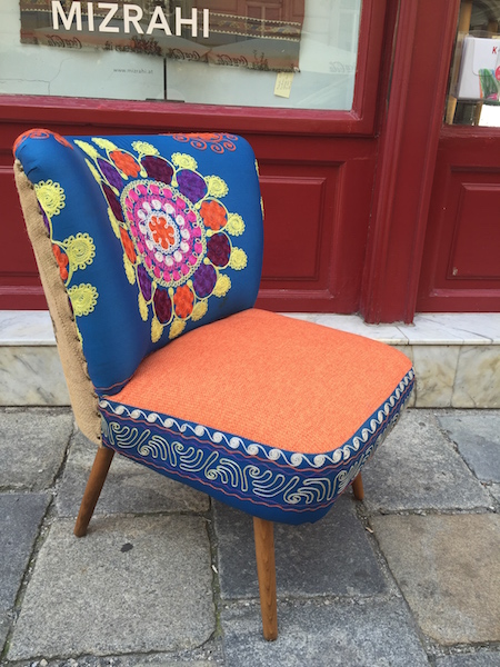 Vintage Fauteuil mit Suzani Stickerei, Rückseite mit Kaffeebohnensack