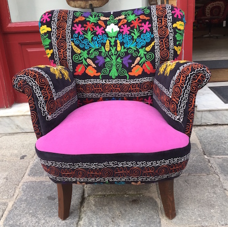Vintage Fauteuil, Marke Kroupa,neu tapeziert und gepolstert in unserem Werkstatt in Wien, mit Suzani Stickerei aus Usbekistan und Samt. 