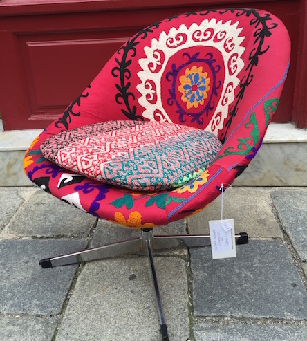 Vintage Drehsessel mit Suzani Stickerei und Kilim